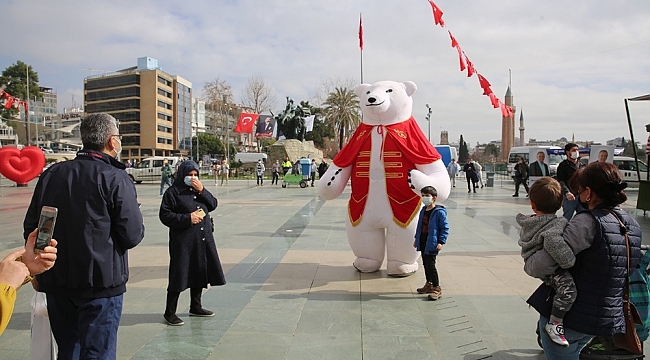Antalya, Büyükşehir Belediyesinin 'Sevgi' etkinliğiyle renklendi