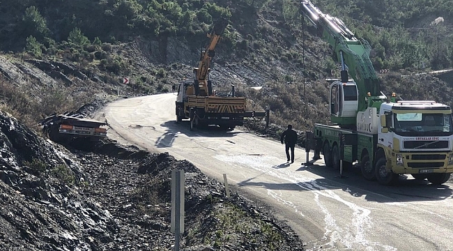 Antalya-Mersin karayolunda devrilen tırın dorsesi yolu trafiğe kapattı