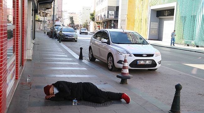 Antalya'da alkollü kişi, kaldırımda sızdı kaldı