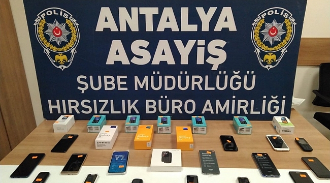 Antalya'da kaçak cep telefonu satan iş yerlerine 128 bin 214 TL ceza
