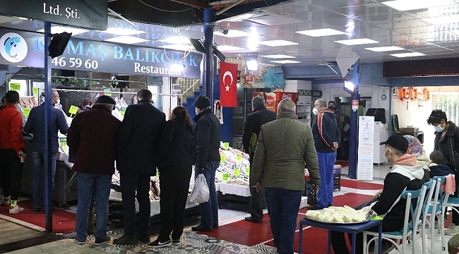 Antalya'da sokağa çıkma kısıtlaması öncesinde balık tezgahlarında yoğunluk