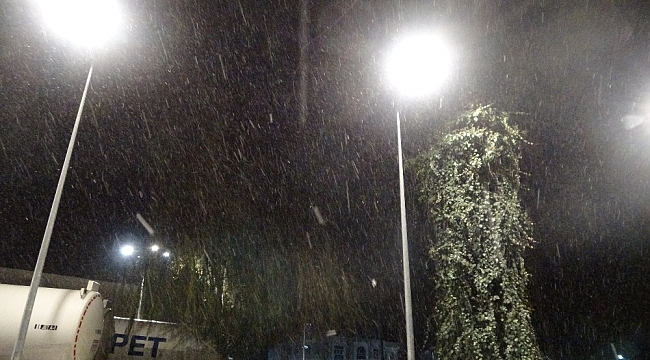Antalya'ya 5 yıl aradan sonra kar yağdı