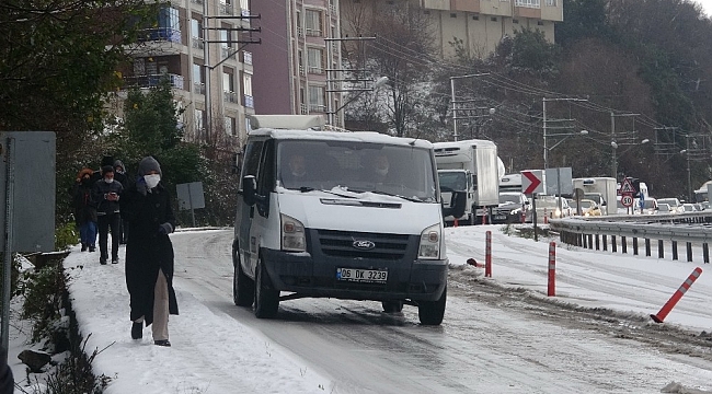 Araçlar buzda dans etti, kilometrelerce uzunlukta kuyruk oluştu