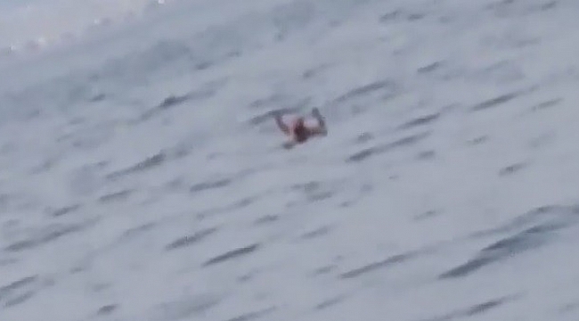 Aranması olan şahıs, gözaltına alınmamak için denize atladı