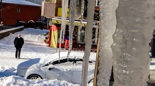 Ardahan'da buz sarkıtları 2 metreye ulaştı