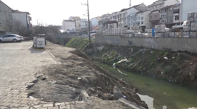Arnavutköy'de önlem alınmayan dere kenarında çocukların tehlikeli oyunu