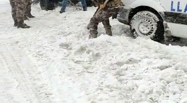 Arnavutköy'de yolda kalan servisin yardımına polis koştu