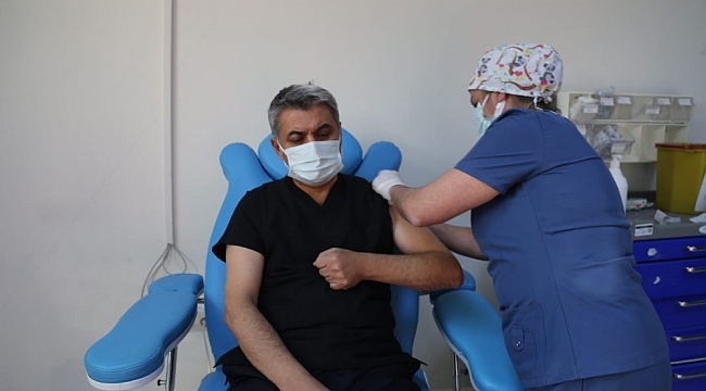 Aşı olan Vali Özkan: "Sırası gelen tüm vatandaşlarımızın aşı olmalarını tavsiye ediyorum"
