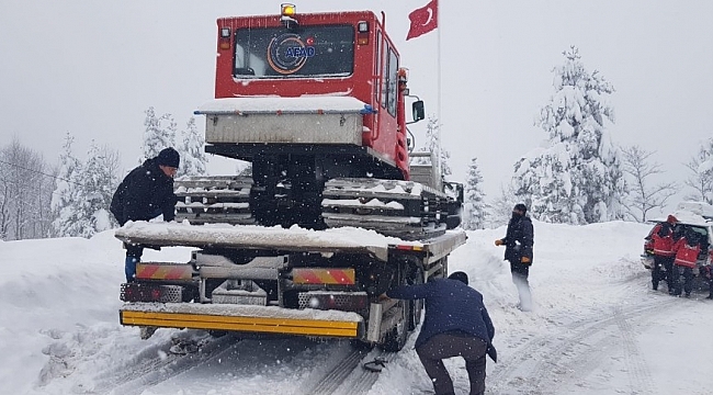 Ateşlenen bebek ile hamile kadın, paletli kar ambulansıyla hastaneye ulaştırıldı