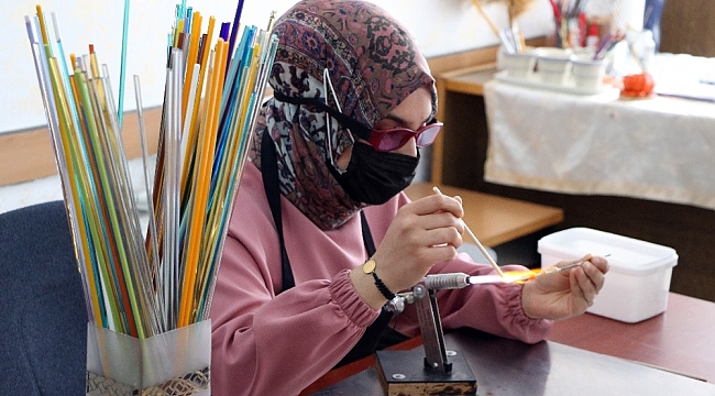 Atık şişeler ve ham camlar kadınların ellerinde sanat eserine dönüşüyor