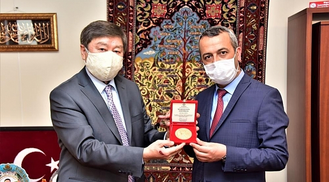 Azerbaycan ve Türksoy'dan Şair Çarboğa'ya ödül