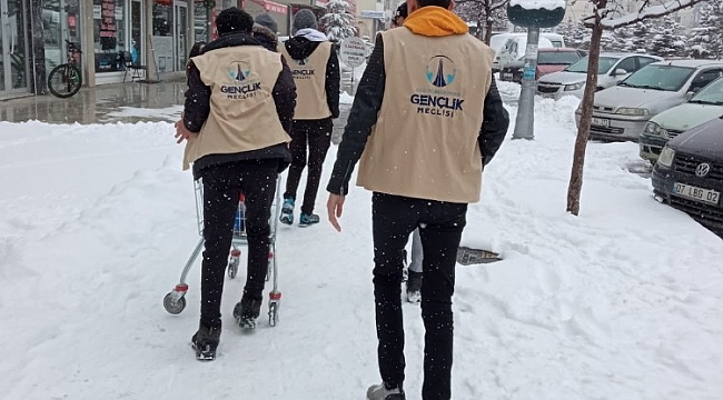 Aziziyeli gençler sokak hayvanlarını unutmadı