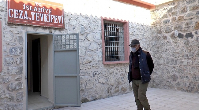 Babasının yattığı cezaevinde kitap okuyarak volta attı