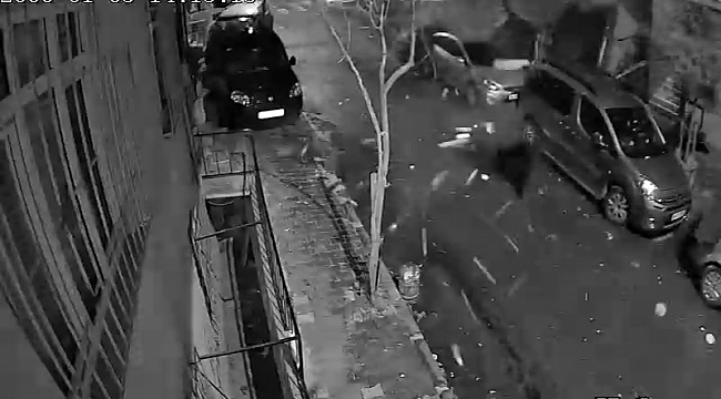 Bağcılar'da 1 kişinin yaralandığı çatının uçma anı kamerada