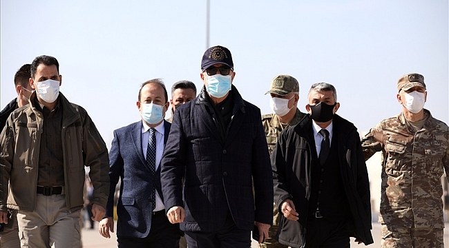 Bakan Akar ve komutanlar sınır hattında