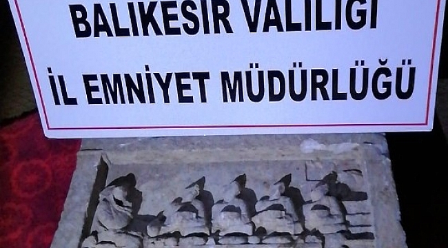 Balıkesir'de 2 bin yıllık mezar stelini satamadan yakalandı