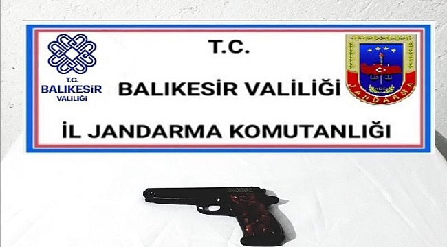 Balıkesir'de jandarma 14 aranan şahsı yakaladı