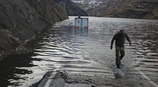 Baraj sularının ortasında kalan sürücüyü güvenlik korucuları kurtardı