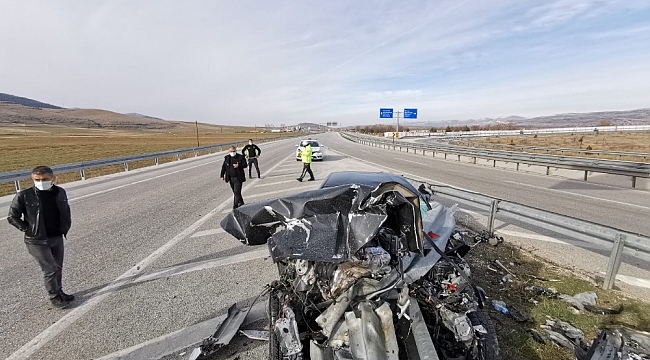 Bariyerin otomobile ok gibi saplandığı kazada 2 kişi yaralandı