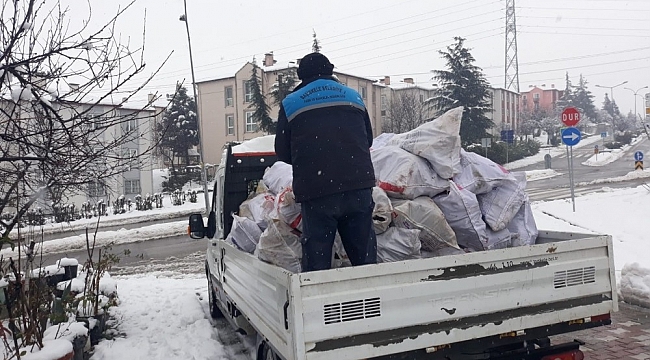 Başiskele'de yakacak odun yardımı yapılıyor