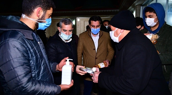 Başkan Çınar, kandil simidi, lokum ve gül suyu dağıttı