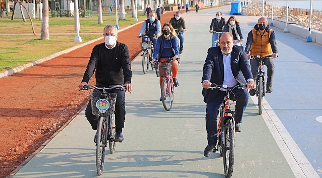 Başkan Tarhan, Kışın İşe Bisikletle Gitme Gününde de belediyeye bisikletle gitti
