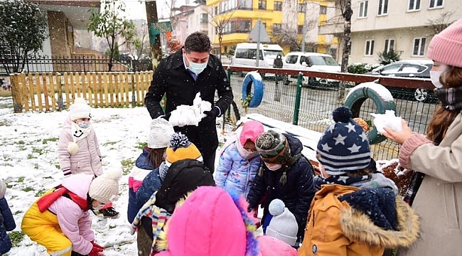 Başkan Tören, çocukların kar mutluluğuna ortak oldu