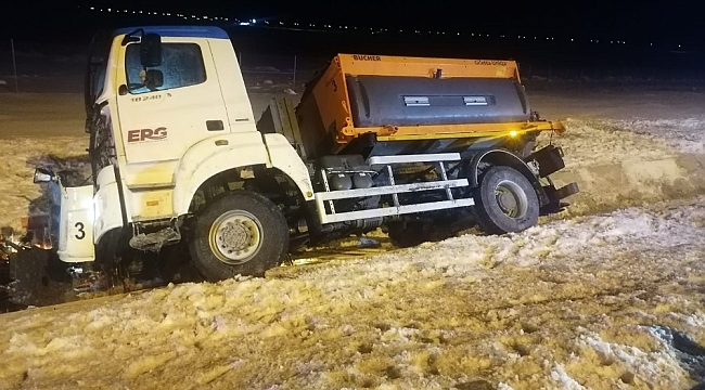 Başkent'te kar küreme aracı su kanalına devrildi: 1 ölü