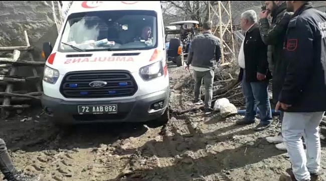 Batman'da hasta almaya giderken çamura saplanan ambulans, traktör yardımıyla kurtarıldı