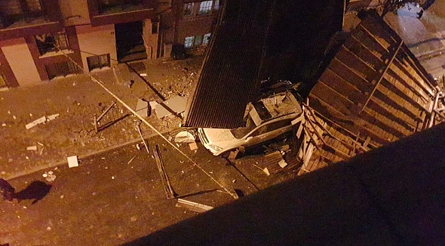 Bayrampaşa'da binanın uçan çatısı park halindeki araca saplandı