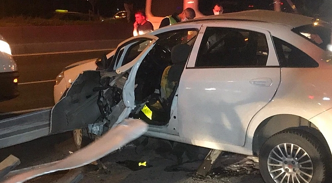 Bayrampaşa'da kontrolden çıkan araç bariyerlere ok gibi saplandı: 2 yaralı