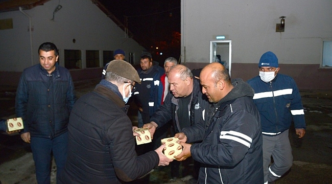 Belediye Başkanı Ekicioğlu, gece mesaisindeki personelini ziyaret etti