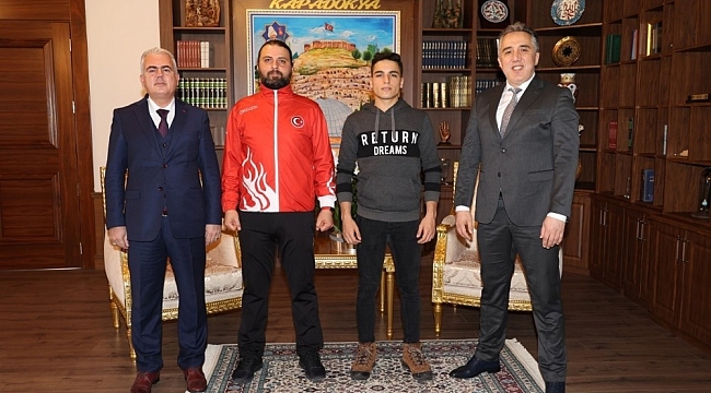 Belediye Başkanı Savran, sporcular Çetinkaya ve Ekmek'e başarılar diledi