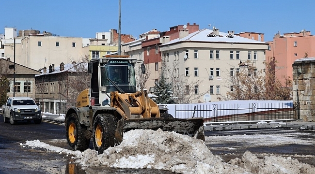 Belediye ekipleri kar temizleme çalışmalarını sürdürüyor