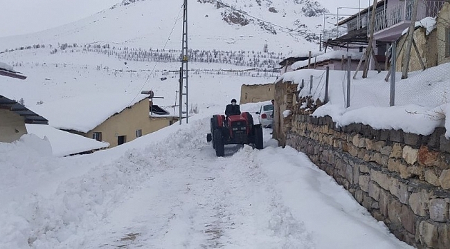Belediye gibi muhtar, kapalı yolları açıyor