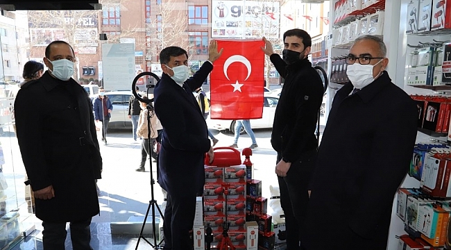Belediyeden esnafa bayrak hediyesi