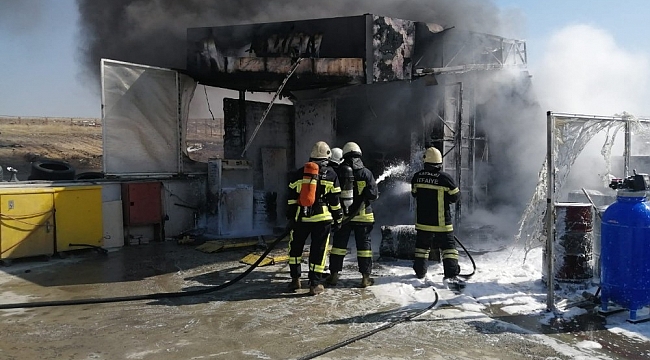 Benzinlik içerisinde bulunan lastikçide çıkan yangın ekipleri harekete geçirdi