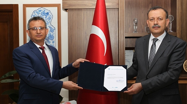 BEÜ Öğretim Üyesi Prof. Dr. Aydın 'en iyi bilimsel makale' ödülüne layık görüldü