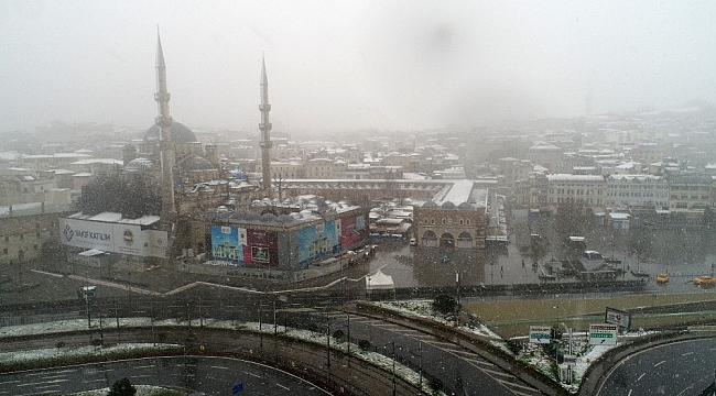 Beyaza bürünen Eminönü Meydanı havadan görüntülendi