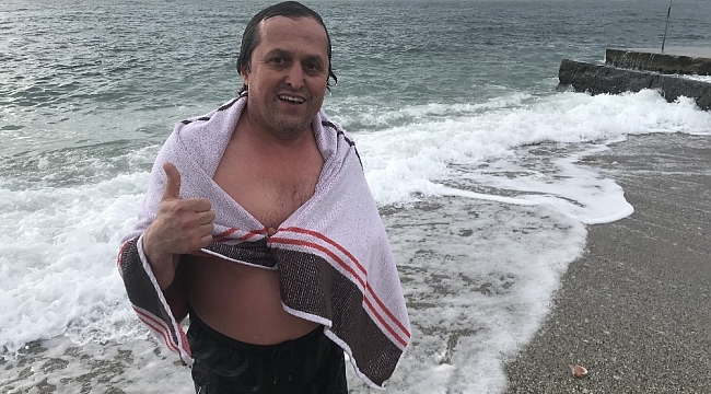 Beylikdüzü'nde kış ortasında denize girdi