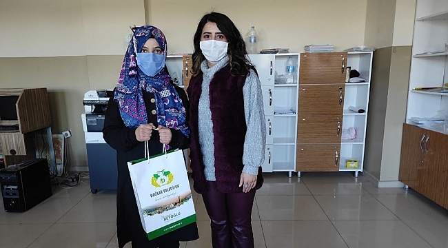 Bilgisayarı olmadığı için uzaktan eğitimden yararlanamıyordu, yardımına Başkan Beyoğlu yetişti