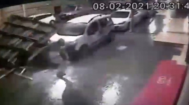 Binanın çatısı uçtu, koşarak ölümden kurtuldu
