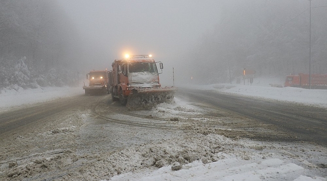 Bolu Dağı'nda kar yağışı ve yoğun sis etkili oluyor