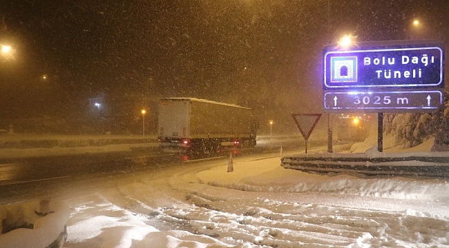 Bolu Dağı'nda yoğun kar yağışı etkili oluyor