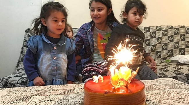 Bu çocukların yüzü bir pastayla gülüyor