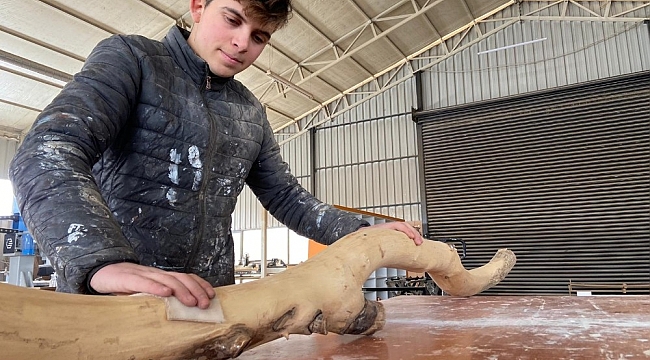 Bu masa ve lambaderler yüzde 100 doğal ahşaptan üretiliyor