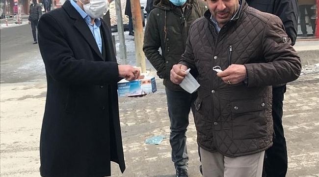 Bulanık'ta maske dağıtımı