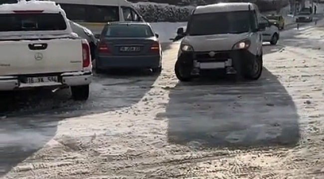 Bursa'da araçların buzlu yolla imtihanı