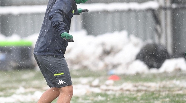 Bursaspor yoğun kar yağışı altında Tuzlaspor maçı hazırlıklarını tamamladı