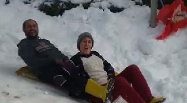 Büyük küçük demeden poşetini alan kara koştu